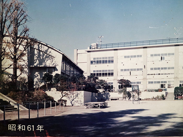昭和61年の校舎と校庭のカラー写真