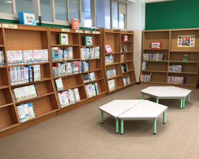 同窓会文庫室の書棚とテーブル